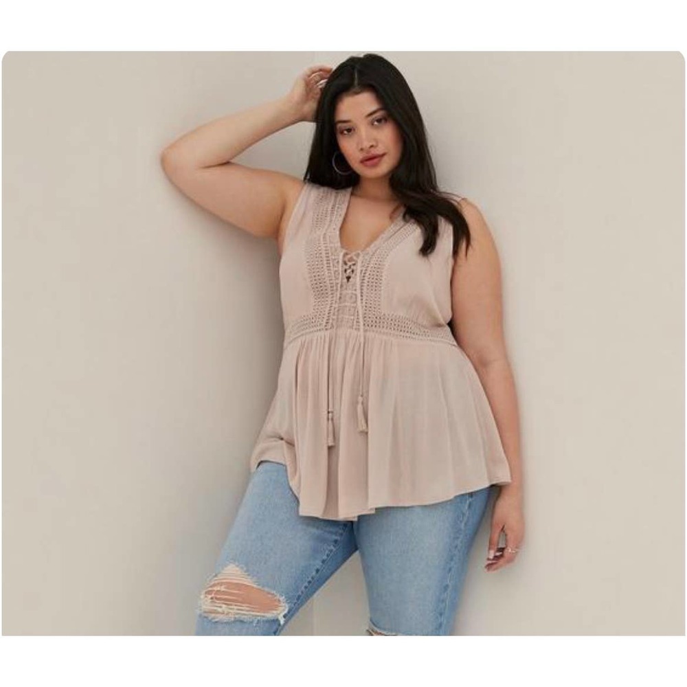 Torrid Babydoll crinkle gauze crochet inset lace up top Size 3